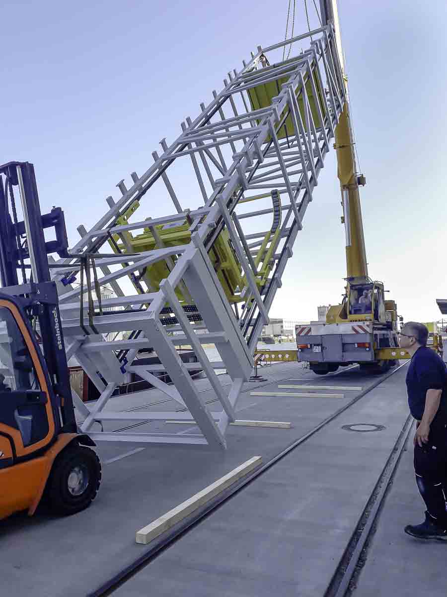 Fördertechnik Montage - Aufrichten des Vertikalförderers mit einem Kran